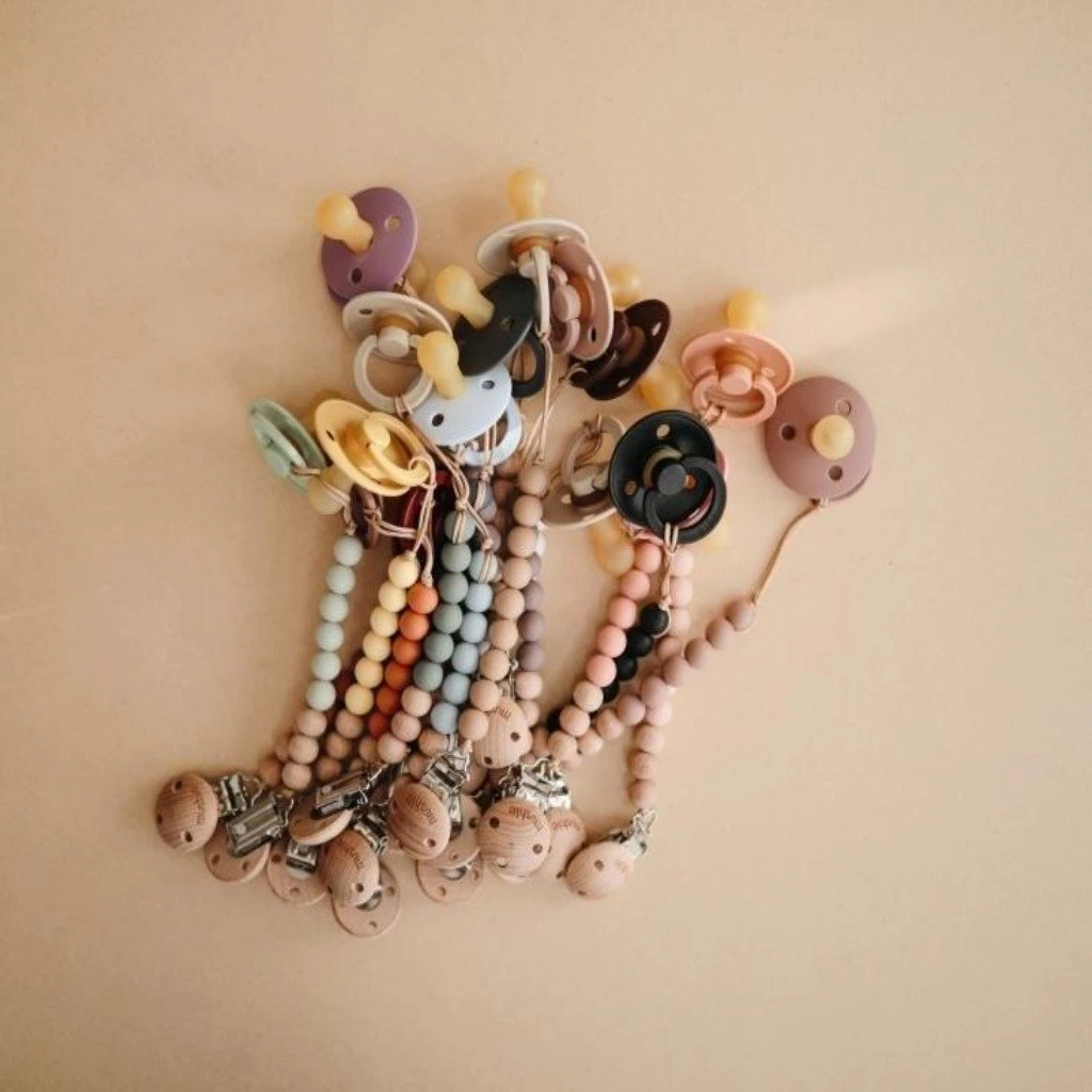 Mushie Pacifier Clips Cleo - Clementine 5 Mushie Pacifier Clips Cleo - Clementine - Image 5