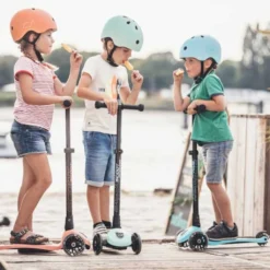 Scoot And Ride - Highway Kick 3 LED Blueberry -Kids Toy Shop scoot and ride helm lifestyle 33a82609 274e 4e56 a69d c42bd6d4421f